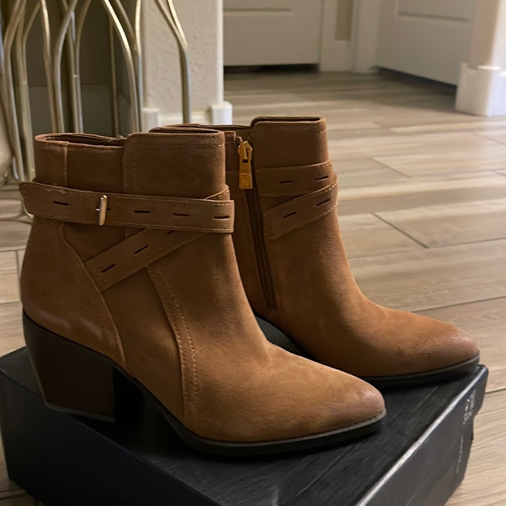 NEW WITH BOX FENYA CARMEL SUEDE NATURALIZER ANKLE BOOTIES size 7.5